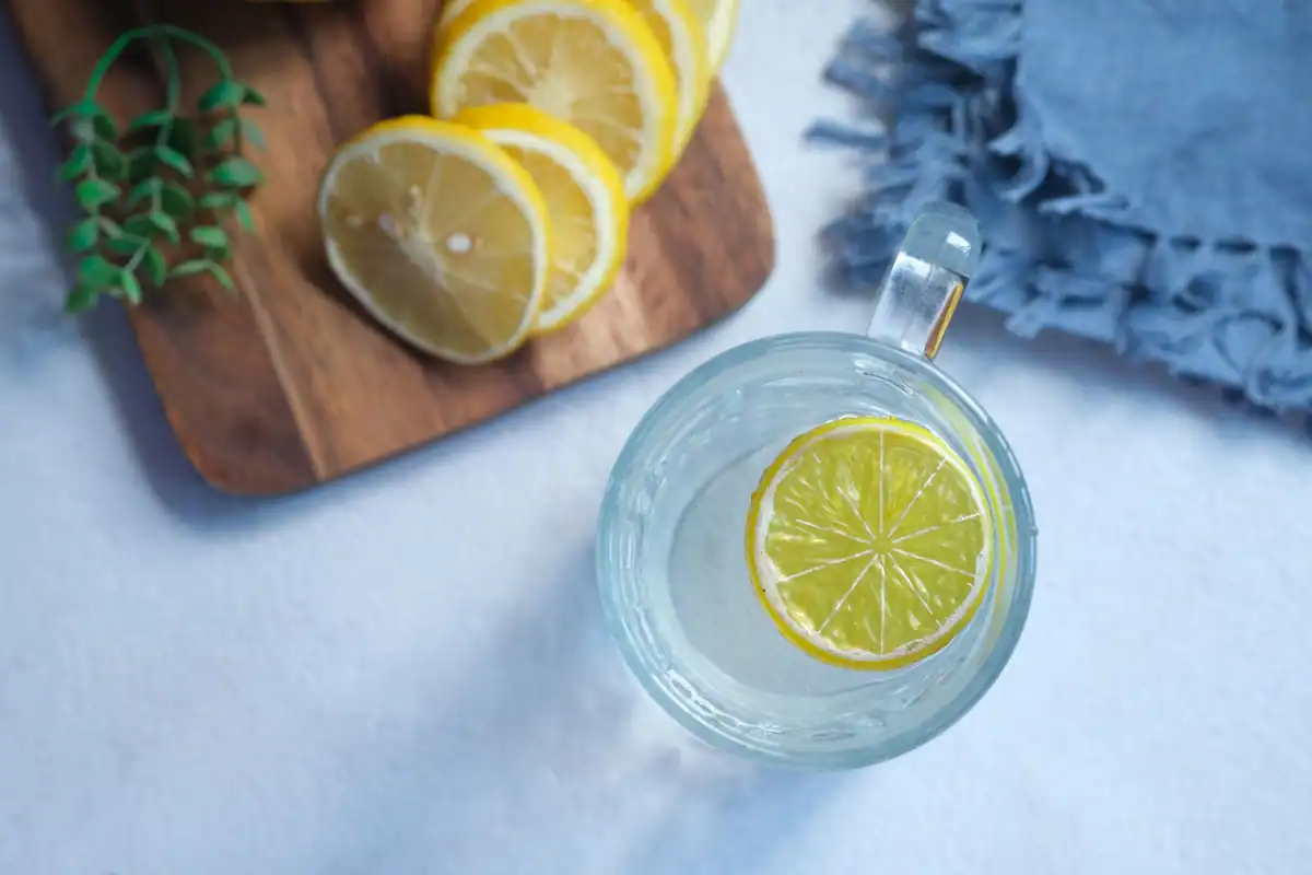 Pahar cu apă și felii de lămâie pe un fund de lemn, alternativă la băuturile alcoolice
