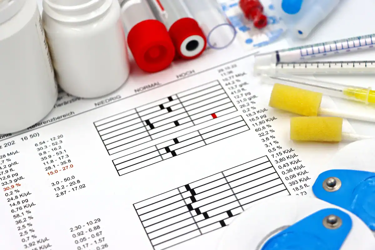 Aparatură medicală, analize de laborator și date de sănătate pe o masă din clinică