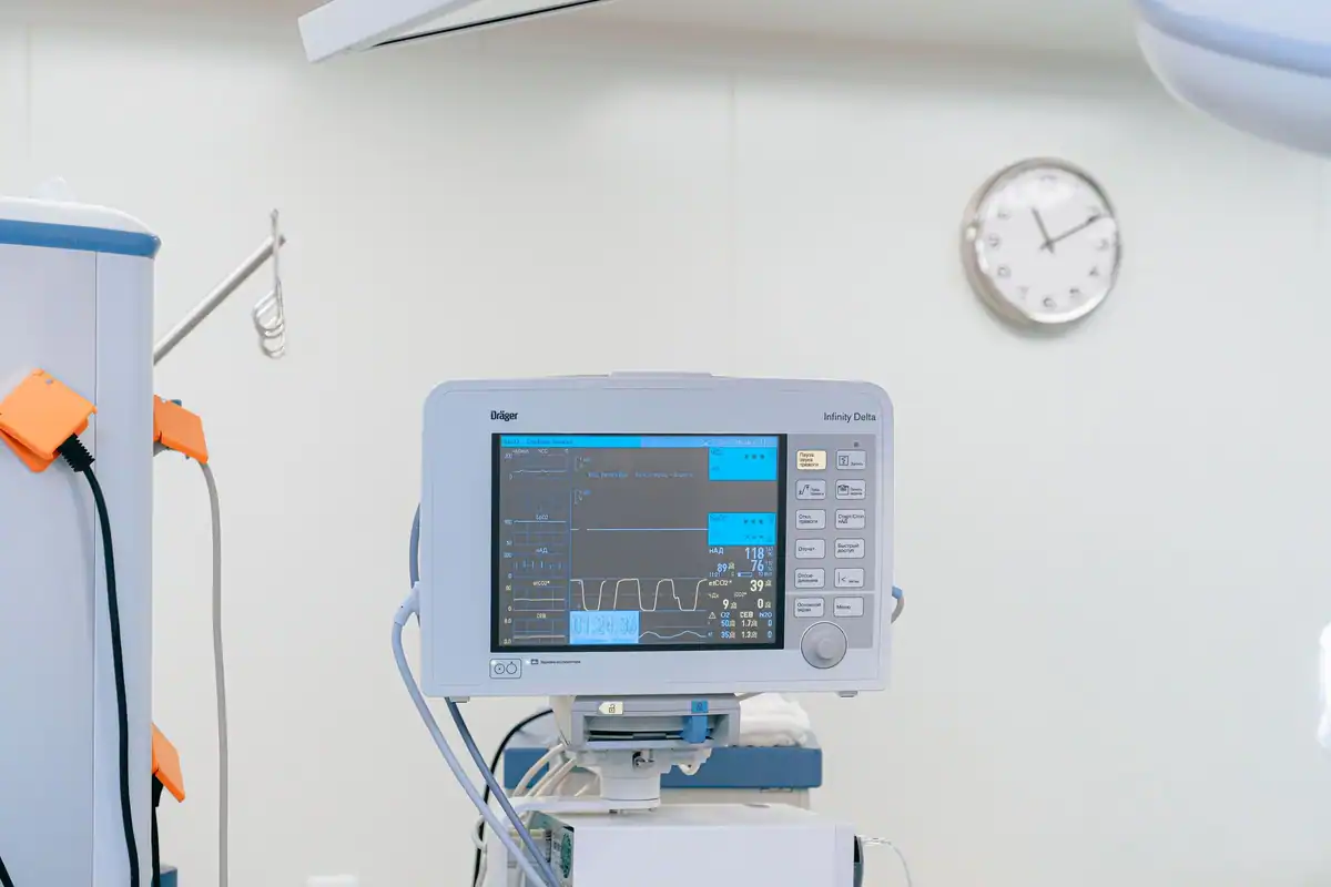 Monitor modern de ritm cardiac într-un salon de spital