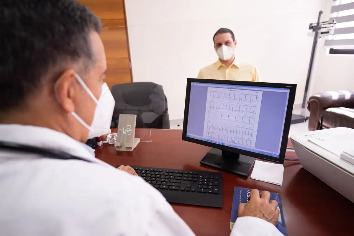 Medic care discută de la distanță cu un pacient despre rezultatele analizelor