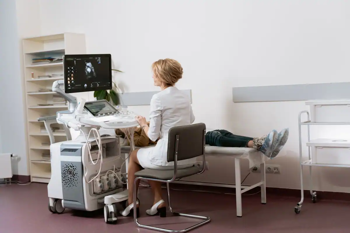 Medic care face o ecografie unui pacient într-o clinică modernă