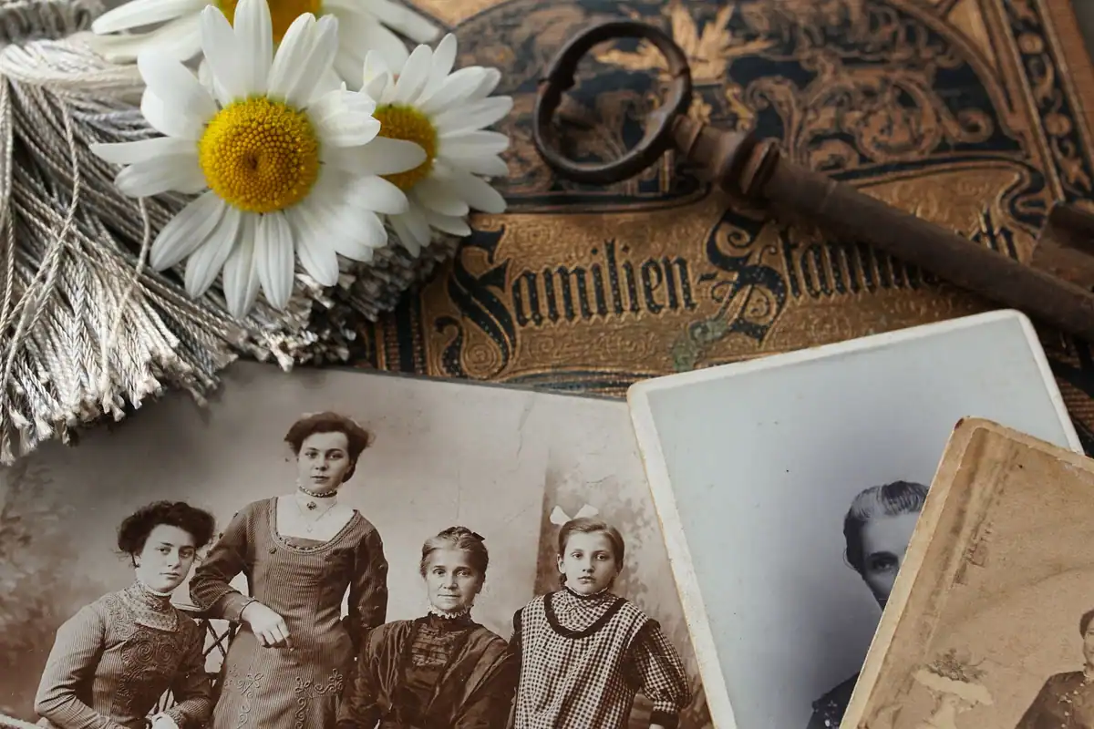 Fotografii vechi de familie, margarete și o cheie antică, amintiri despre generațiile trecute