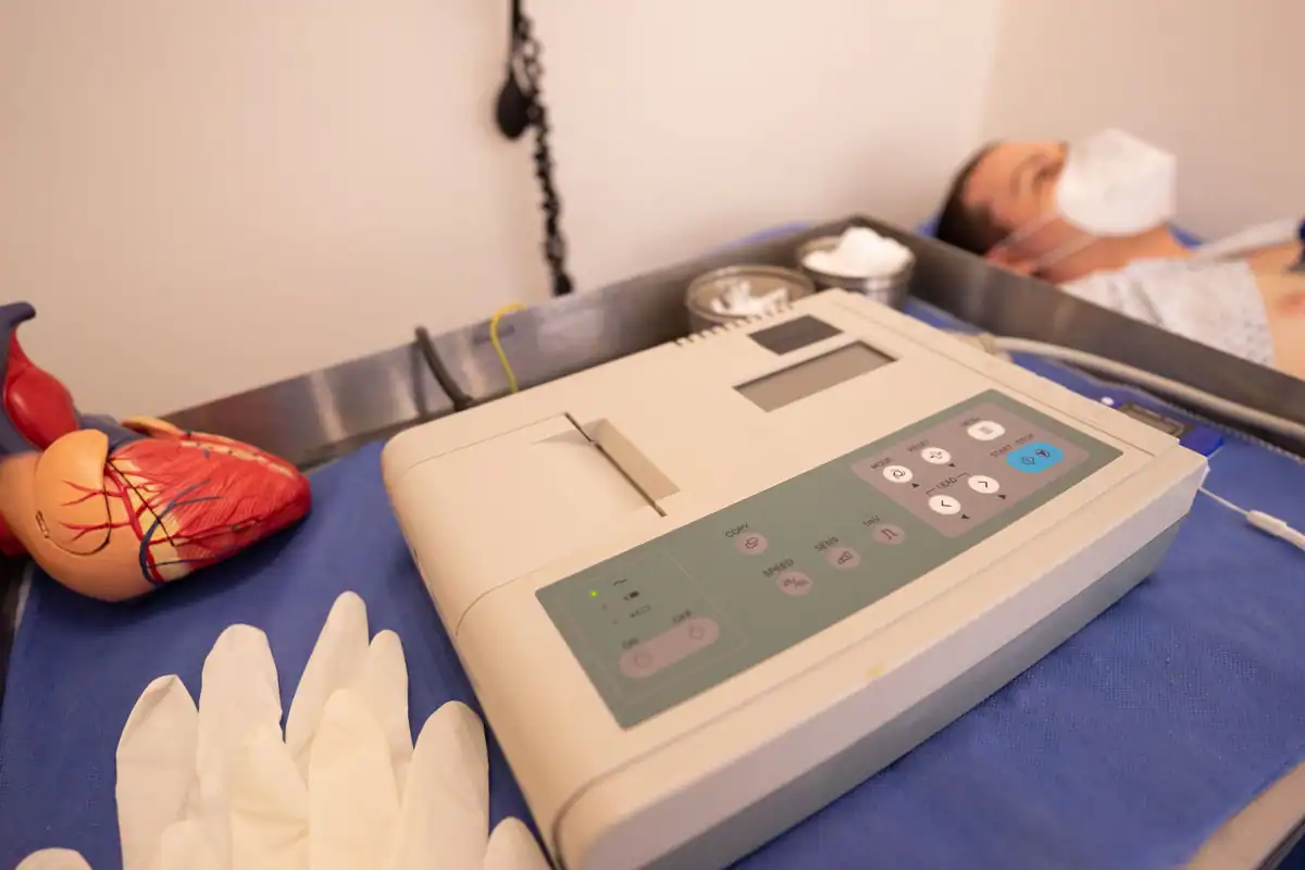 Aparat EKG și un model anatomic al inimii într-un cabinet de spital